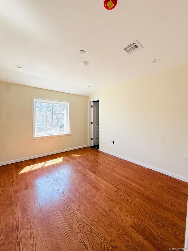 Building Photo - 139-22 Lakewood Ave