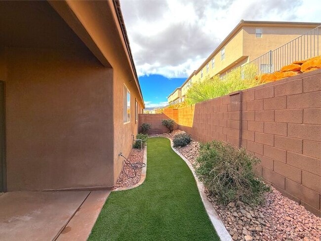 Building Photo - 4 bed, 2.5 bath duplex w/2 car garage