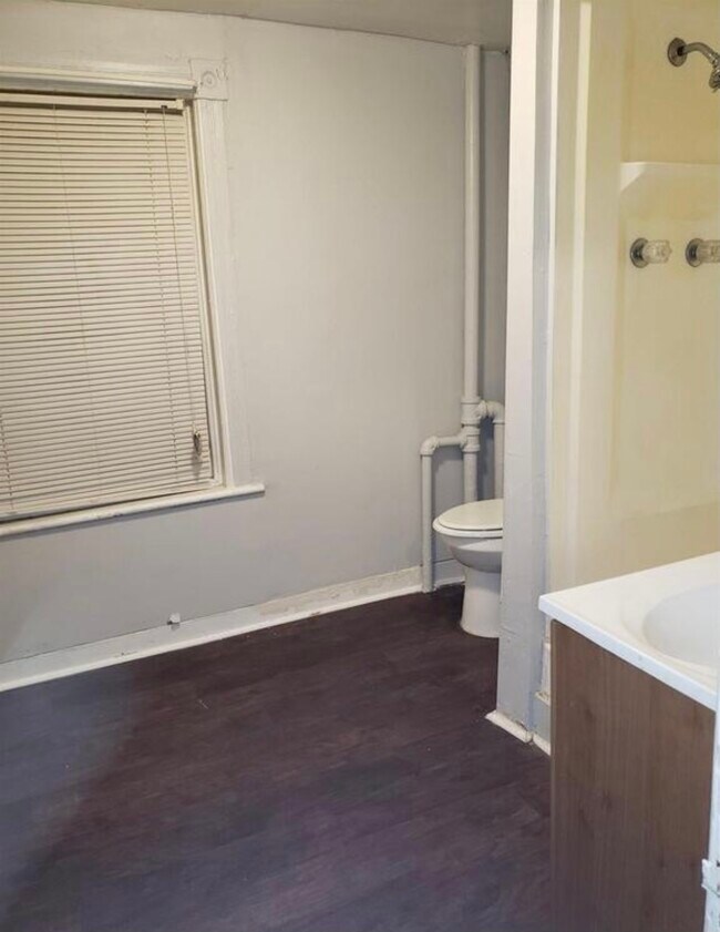 Building Photo - 208 Orange St