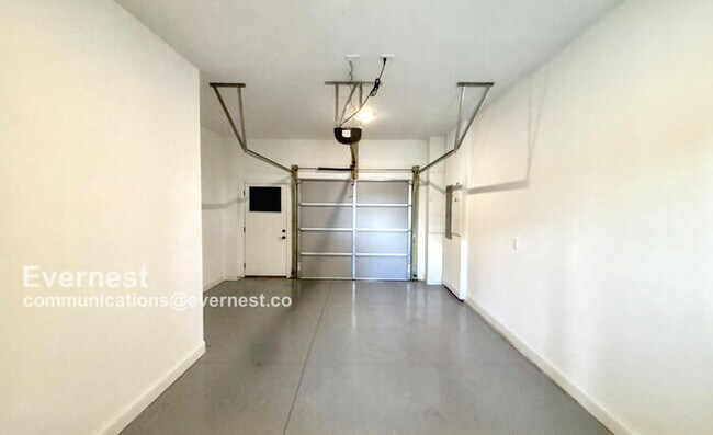 Building Photo - Beautiful 1 Bed, 1 Bath Apartment with Mod...