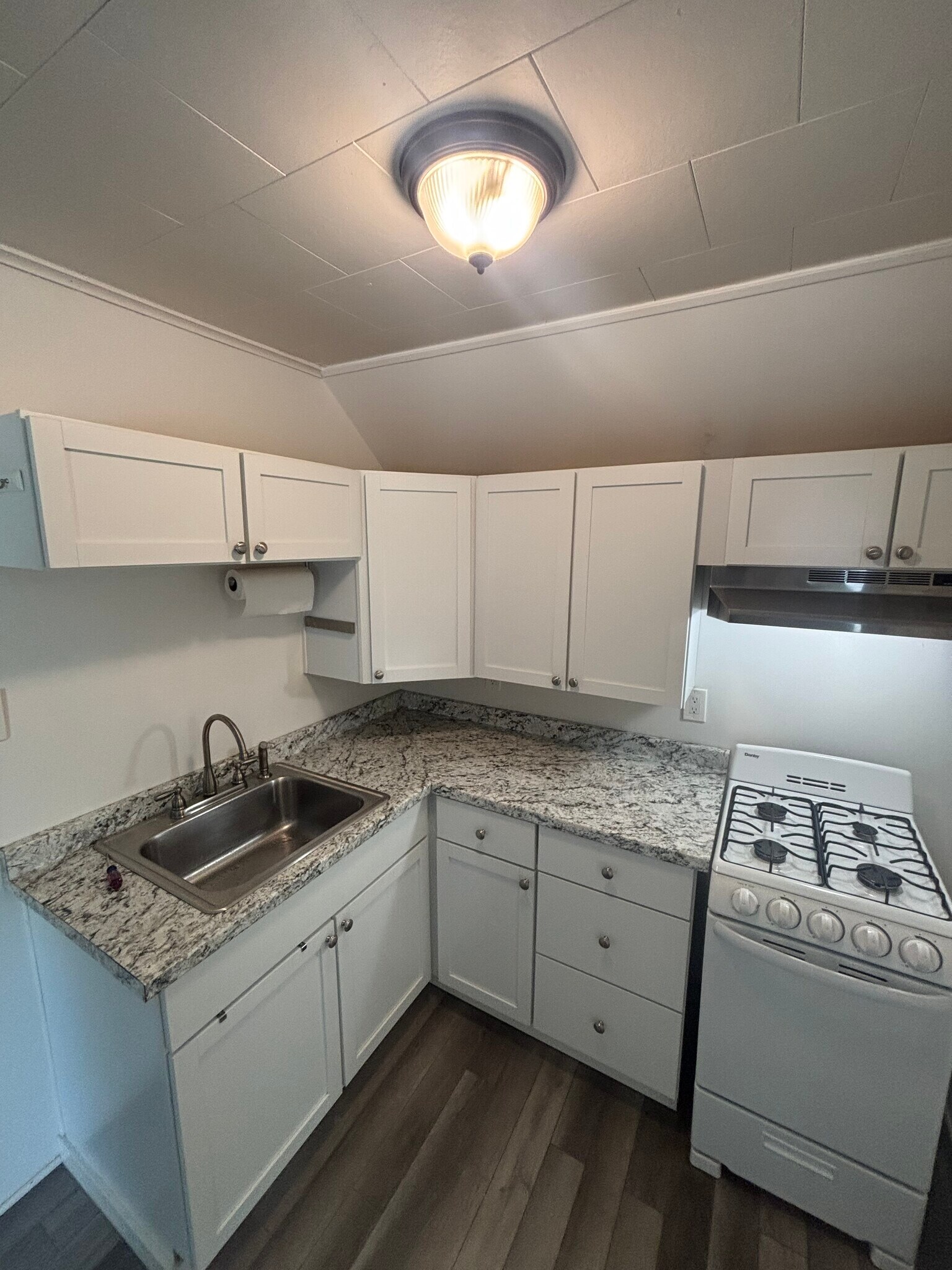 Kitchen - 130 Grafton Ave