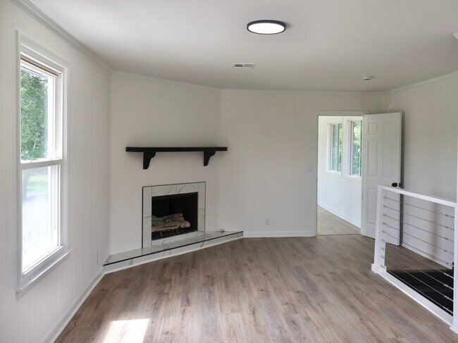 Building Photo - 129 Lake Point Dr