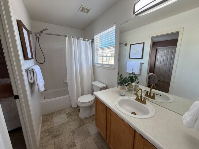Building Photo - "4-Bedroom Home with 2.5 Baths in Picturesque Highlands Ranch! - Large private back yard!"