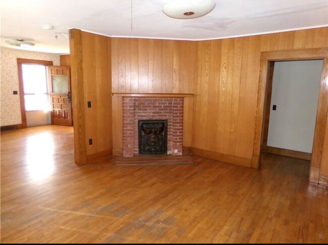 Building Photo - Beautiful 2 bed/1 bath bungalow for rent