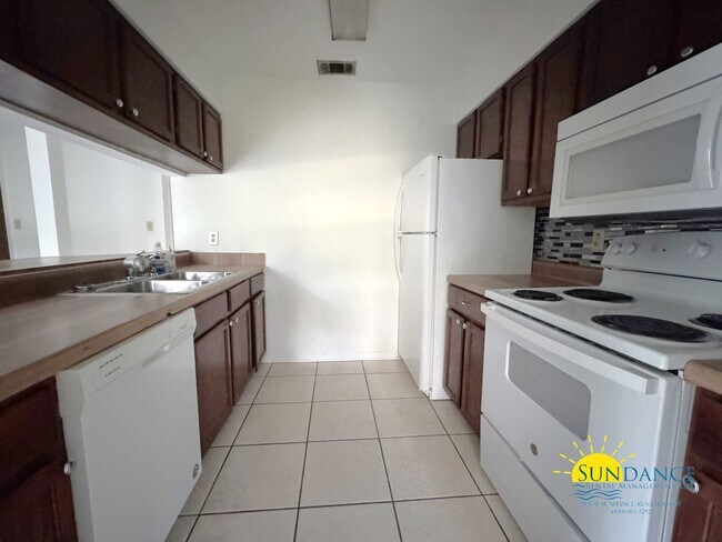 Building Photo - Charming Downtown Condo in Fort Walton Beach!