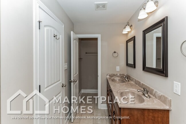 Building Photo - 702 Jim Brown Dr