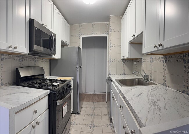 Building Photo - 61-20 Grand Central Pkwy