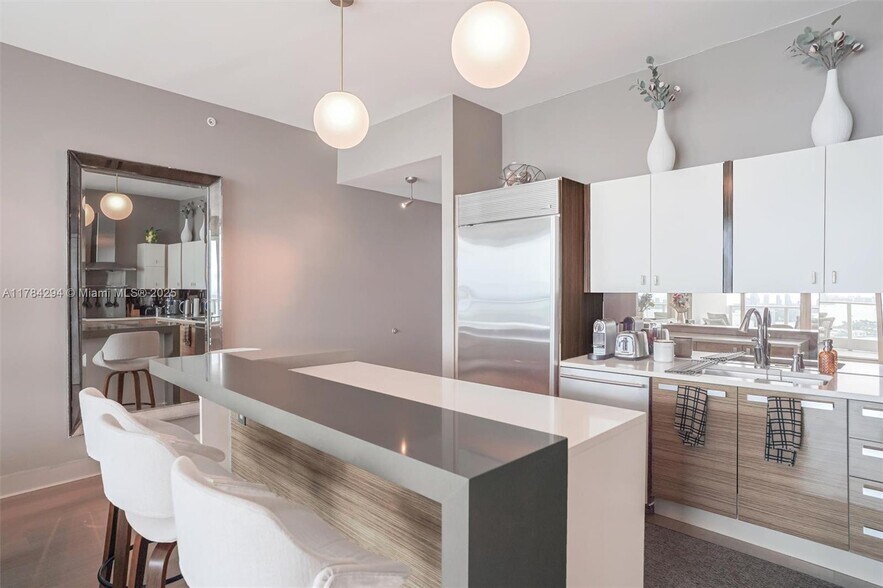 Building Photo - 2020 N Bayshore Dr