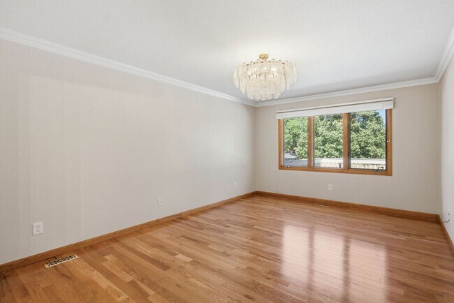 Building Photo - 4 Bedroom 3 Bathroom Duplex in Emerald Glen