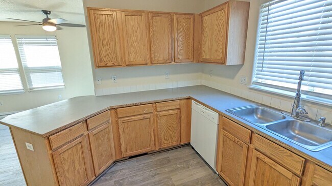 Building Photo - 3 bedroom 2.5 bath home