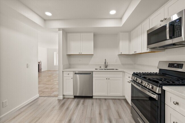 Building Photo - Large Renovated 3bed x 2.5bath Townhouse with Private Patio & 2-Car Garage