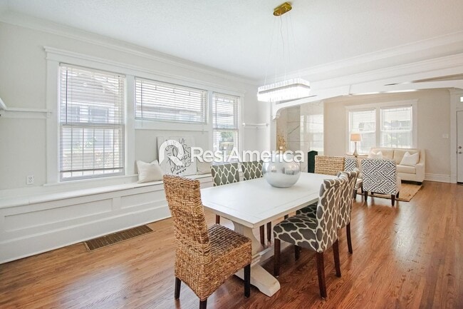 Building Photo - Beautiful 3/3 Craftsman in a Great Midtown Location!