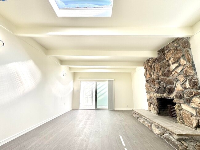 Building Photo - 15560 Calgary St