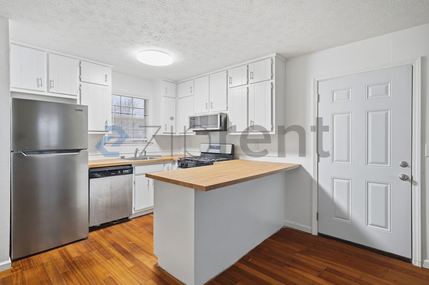 Building Photo - 5893 N Castlegate Dr