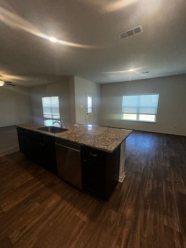 Building Photo - 4BR SFR w/ 2,198 Sq Ft near Downtown Elgin