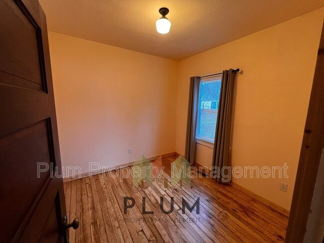 Building Photo - 208 Cedar St