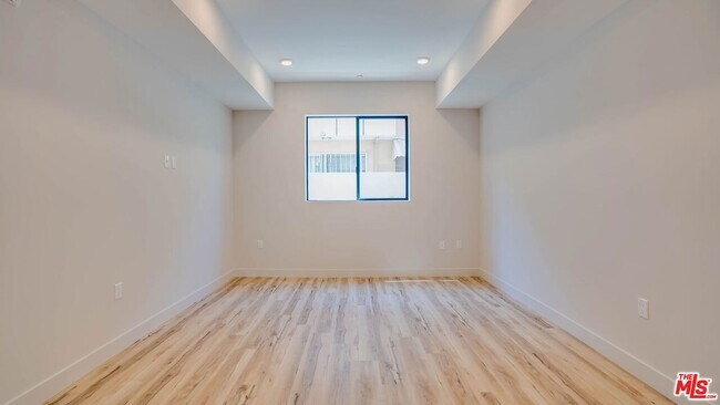 Building Photo - 1540 S Hayworth Ave