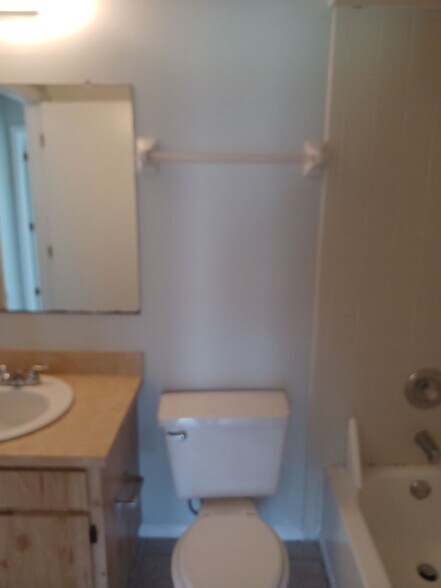 Building Photo - Community Pool / All Tiled Unit with a screened in lanai / Water Included & 1 mnth FREE