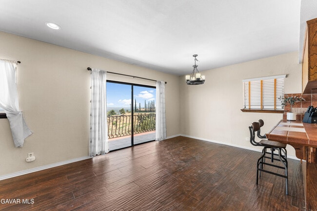 Building Photo - 1055 Lakeview Dr