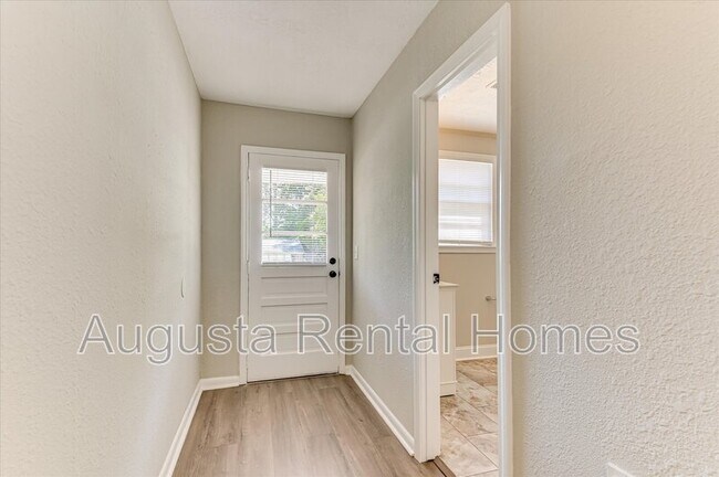 Building Photo - 3210 York Dr