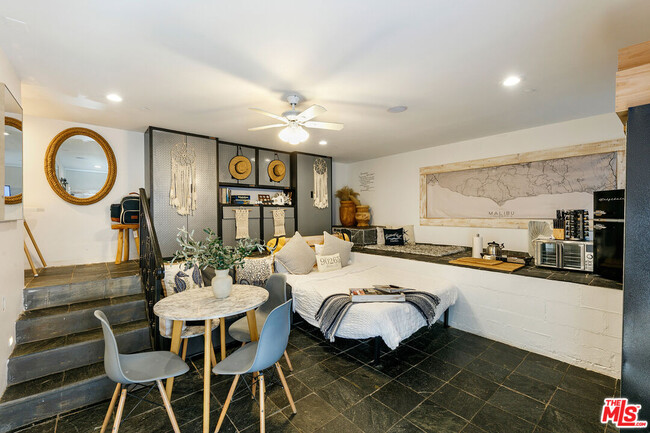 Building Photo - 2851 Seabreeze Dr