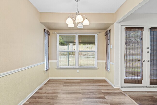 Building Photo - 2413 Phyllis Dr