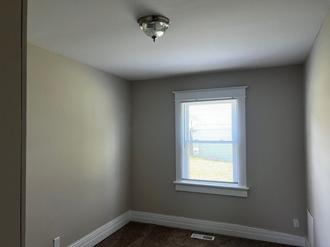 Building Photo - One Level House With Back Deck off Campbell Avenue