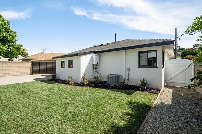 Shared Backyard (gated) - 2635 Dalemead St