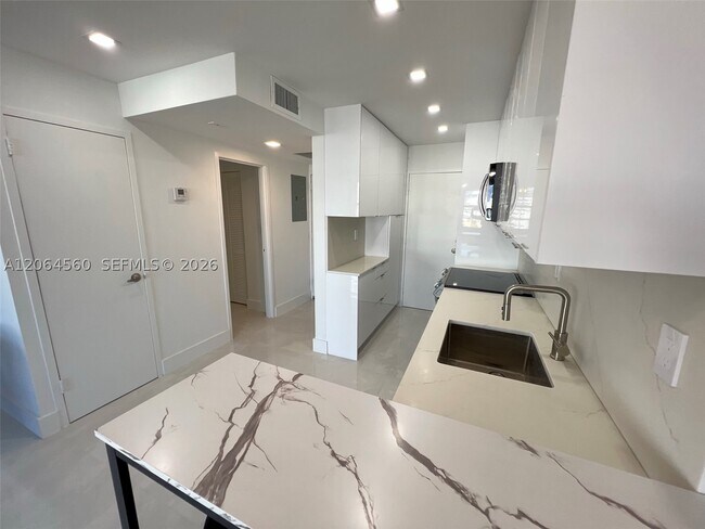 Building Photo - 2899 Collins Ave