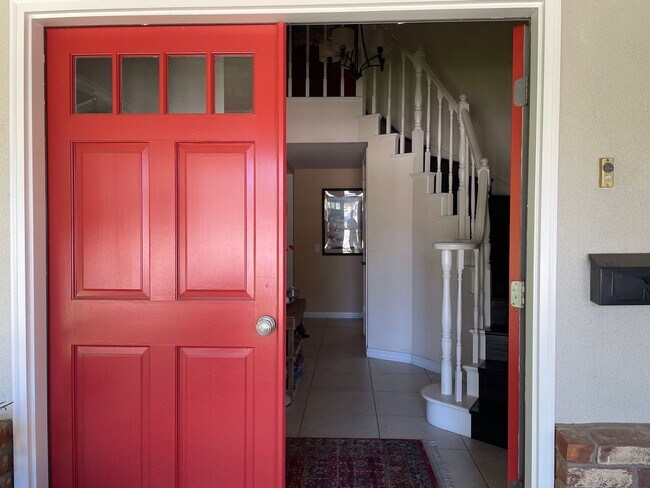 Building Photo - Spacious East Ventura 4 Bedroom 2 Bath Pool Home