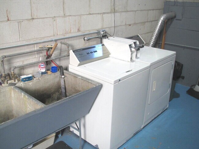 Building Photo - 33 N Clifton Ave