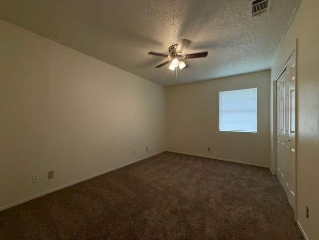 Building Photo - 5501 Rose Hill Cir