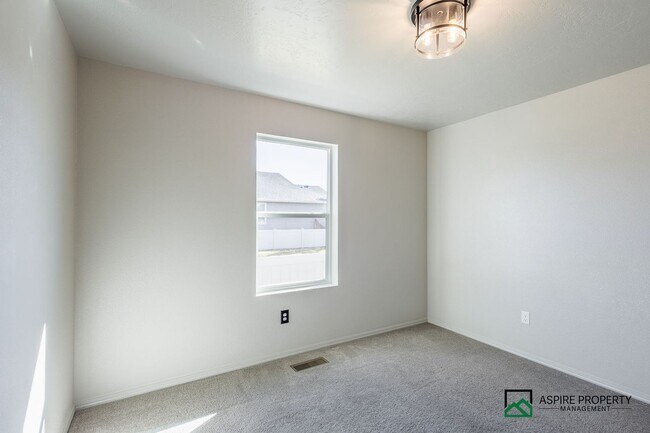 Building Photo - 4 Bed 2 Bath home for rent