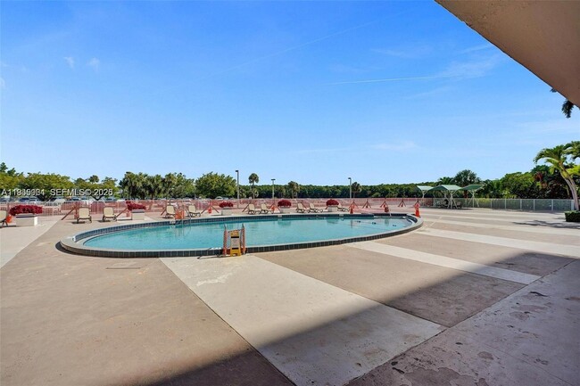 Building Photo - 400 Kings Point Dr