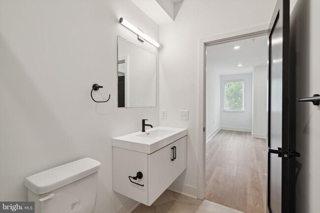 Building Photo - 1419 W Grange Ave