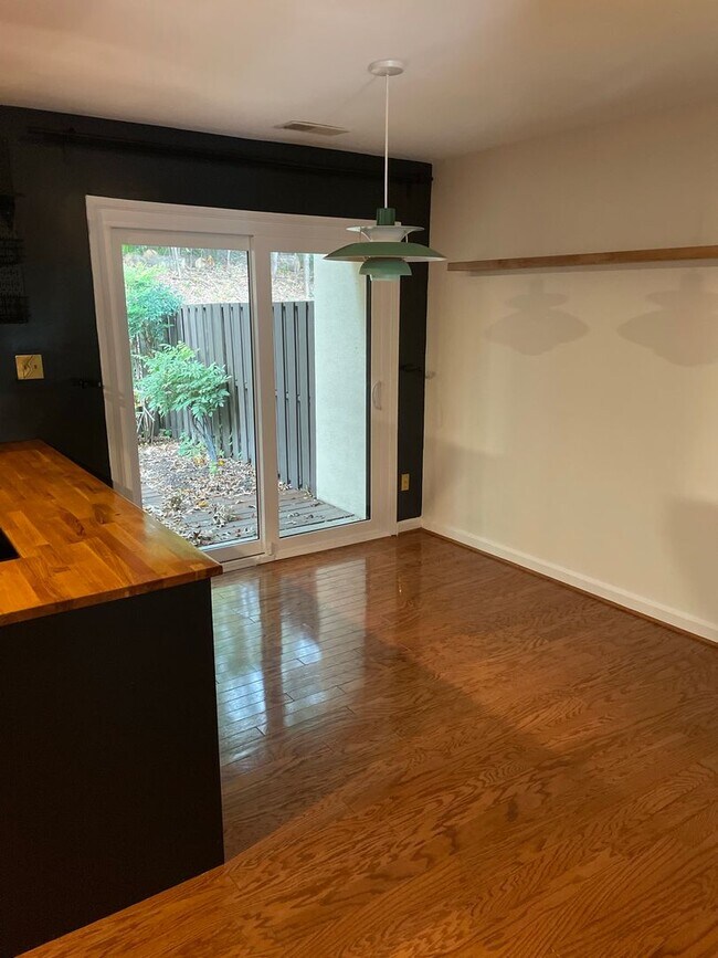 Building Photo - Well Maintained & Updated - 3 BR - Reston Metro