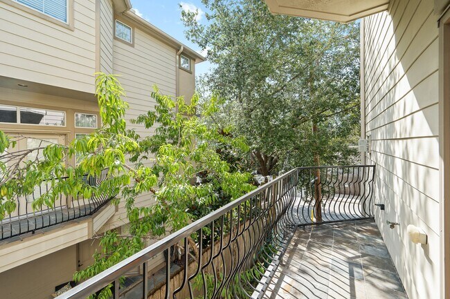 Building Photo - 418 Fowler St