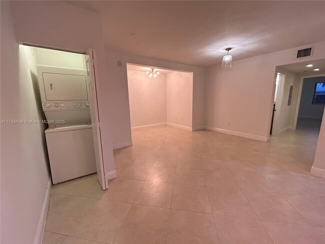 Building Photo - 2880 Pine Tree Dr