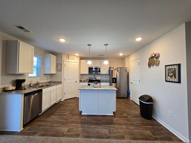 Building Photo - 1762 Camazay Dr