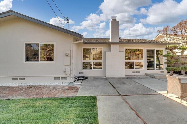Building Photo - 661 W Remington Dr