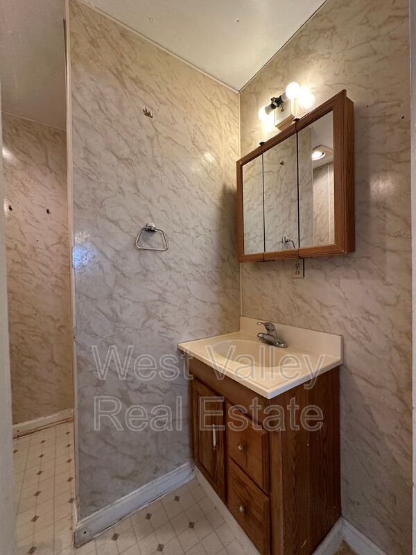 Building Photo - 521 Rose Ave