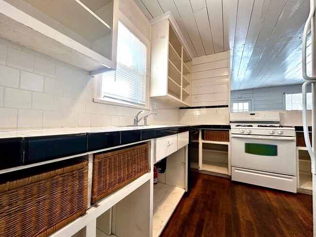 Building Photo - 1305 Lorrain St - Unit C