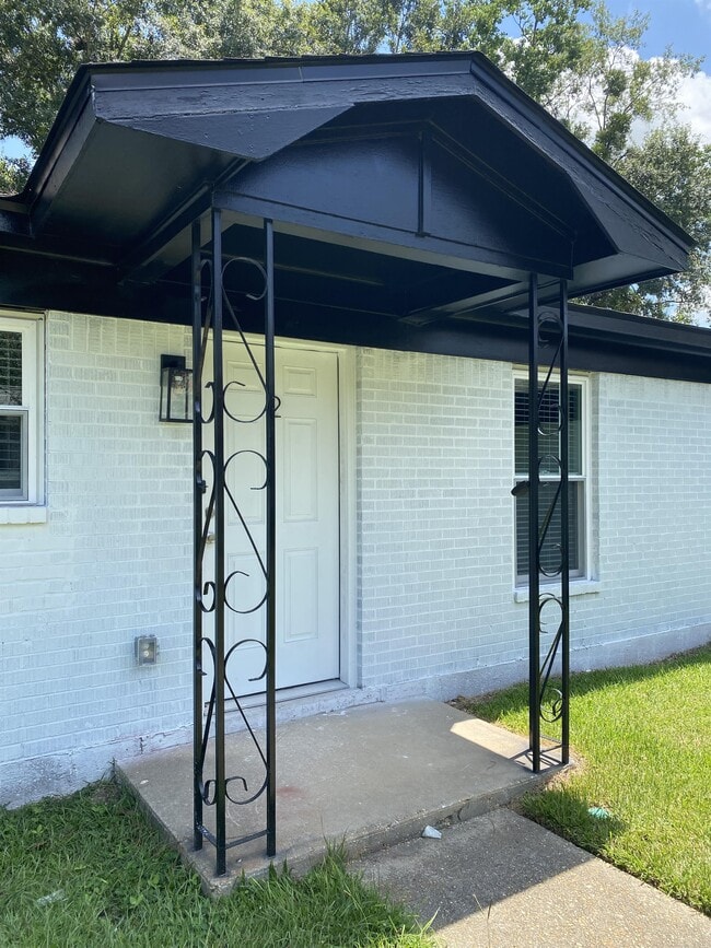 Building Photo - 18272 Sidney Ave