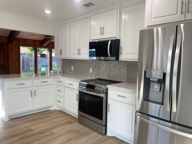 Brand new kitchen with all new appliances - 4714 29th St