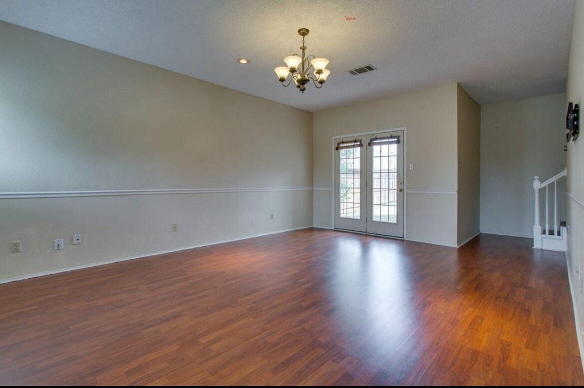 Building Photo - 807 Burr Oak Dr