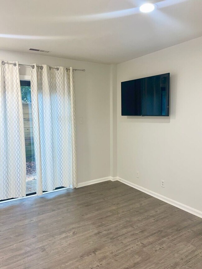 Building Photo - Modern Comfort in Sought-After Gaithersburg