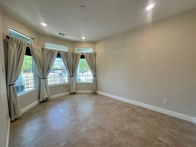 Building Photo - 2548 N Kayenta St