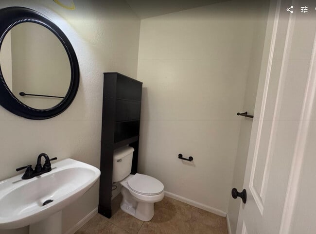 Building Photo - 4906 E Hamblin Dr