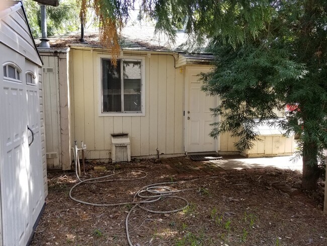 Building Photo - Cute Private Studio!!