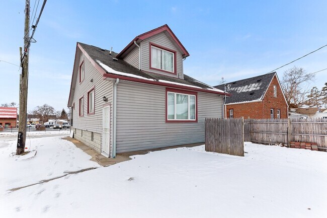 Building Photo - 7645 Fisher Ave